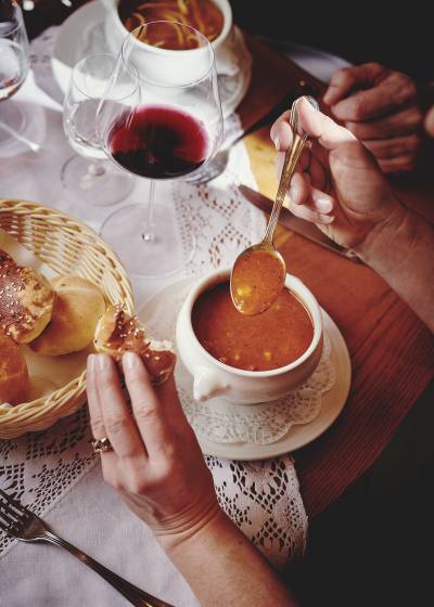 A toast to cosiness! - Burg Hotel Oberlech