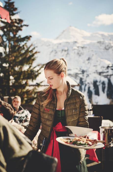 Apres ski in the Burg Eisbar with seasonal highlights